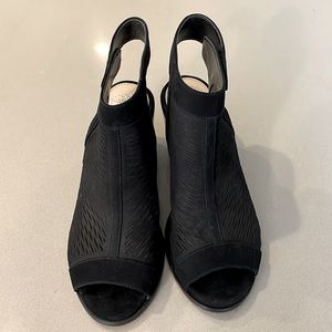 Vince Camuto, black, women’s size 6 heels.
